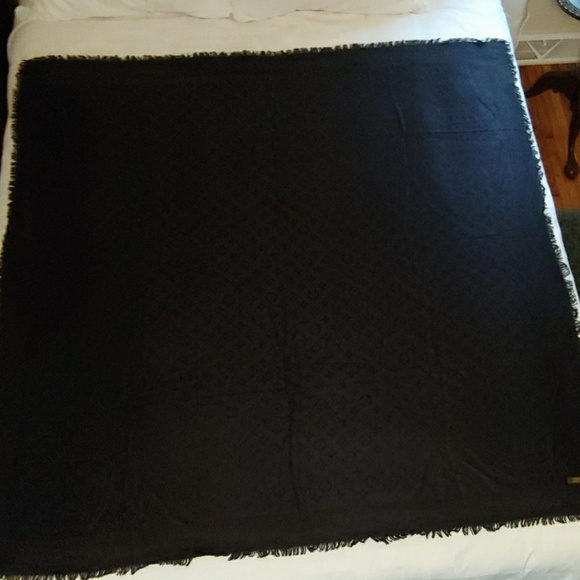 Louis Vuitton Scarf from Paris - Picture 5 of 7